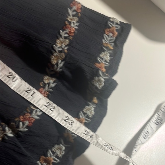 #28 American Eagle Boho Top Floral Embroidered Grey with Bell sleeves Sz M - Picture 13 of 13